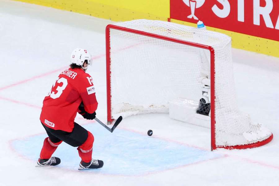 Nico Hischier trifft auf das leere Tor Nico Hischier trifft auf das leere Tor