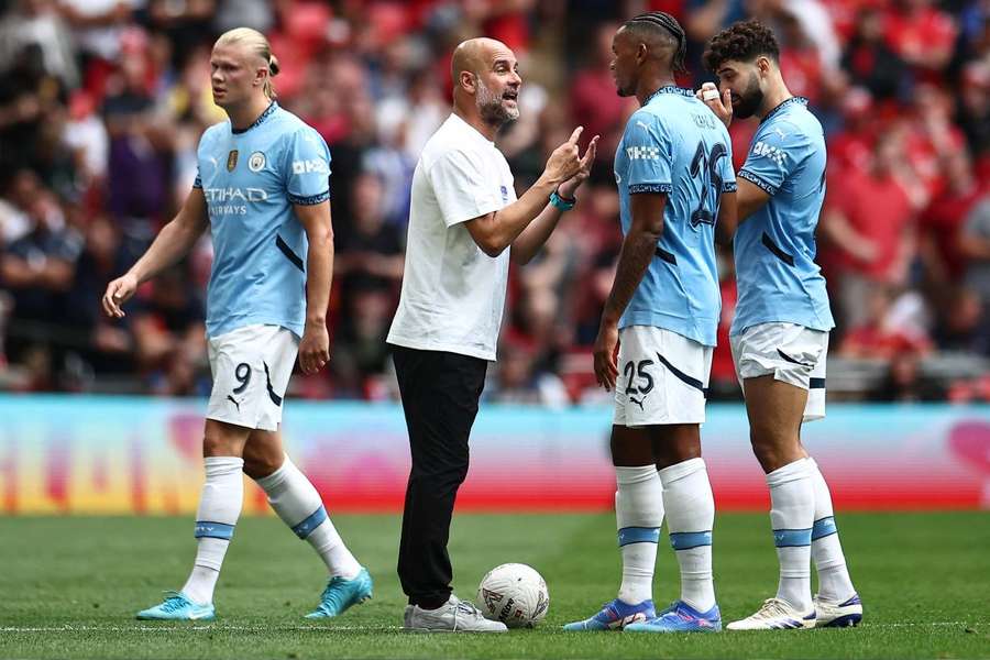 Guardiola, dando instruções a Akanji e Gvardiol