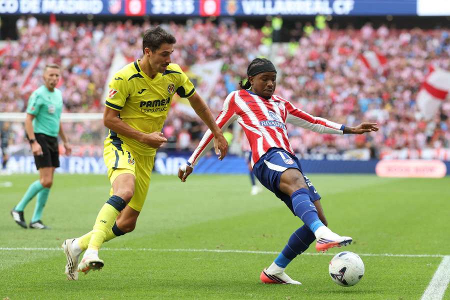 Ademola Lookman si kryje míč před Santim Comesanou v zápase Atlétika s Villarrealem. Ademola Lookman si kryje míč před Santim Comesanou v zápase Atlétika s Villarrealem.