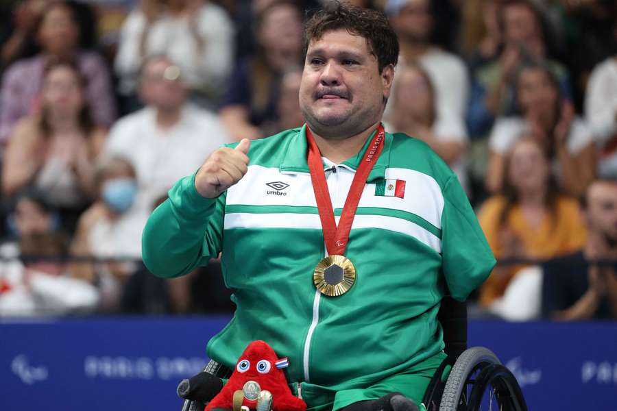 Arnulfo Castorena, emocionado con su medalla de oro de los Juegos Paralímpicos