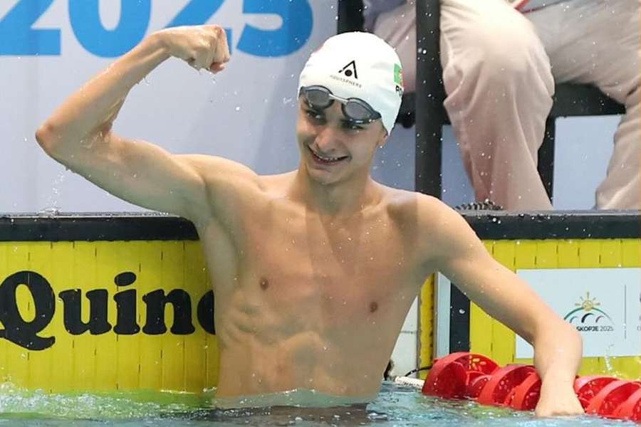 Rodolfo Alecrim bisou nas subidas ao terceiro lugar do pódio, ao chegar ao pódio nos 50 metros livres