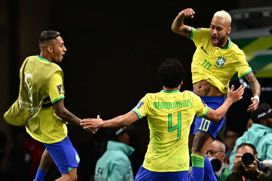 Neymar celebra gol ao lado dos companheiros Raphinha e Marquinhos; eles estarão novamente na Copa Neymar celebra gol ao lado dos companheiros Raphinha e Marquinhos; eles estarão novamente na Copa