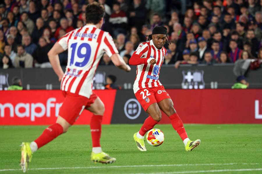 Lookman conduce la bola junto a Julián Álvarez