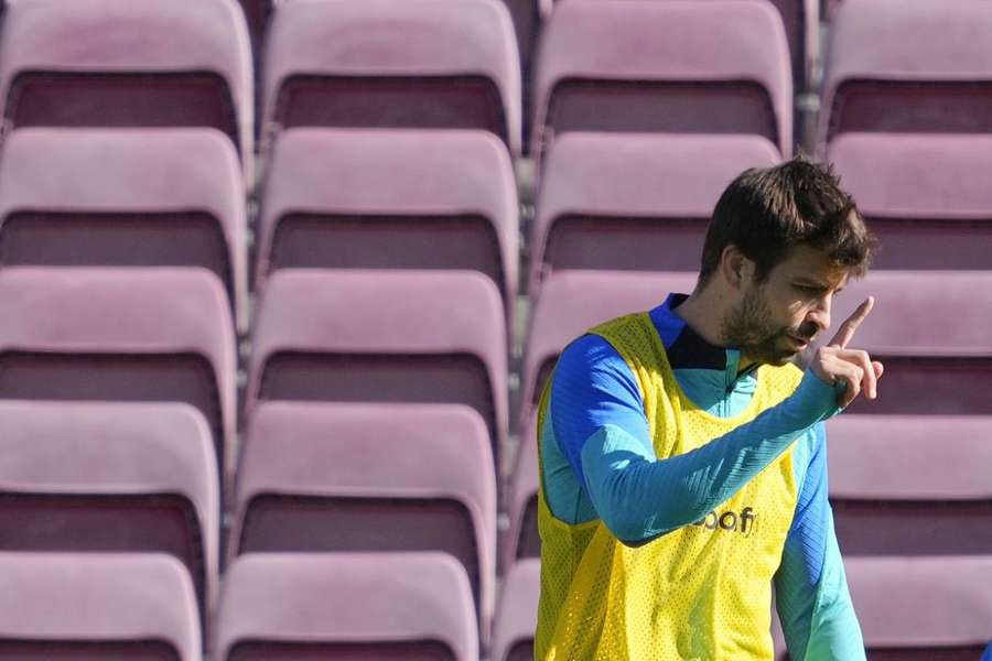 "Circunstâncias o fizeram parar", diz Xavi sobre aposentadoria de Piqué