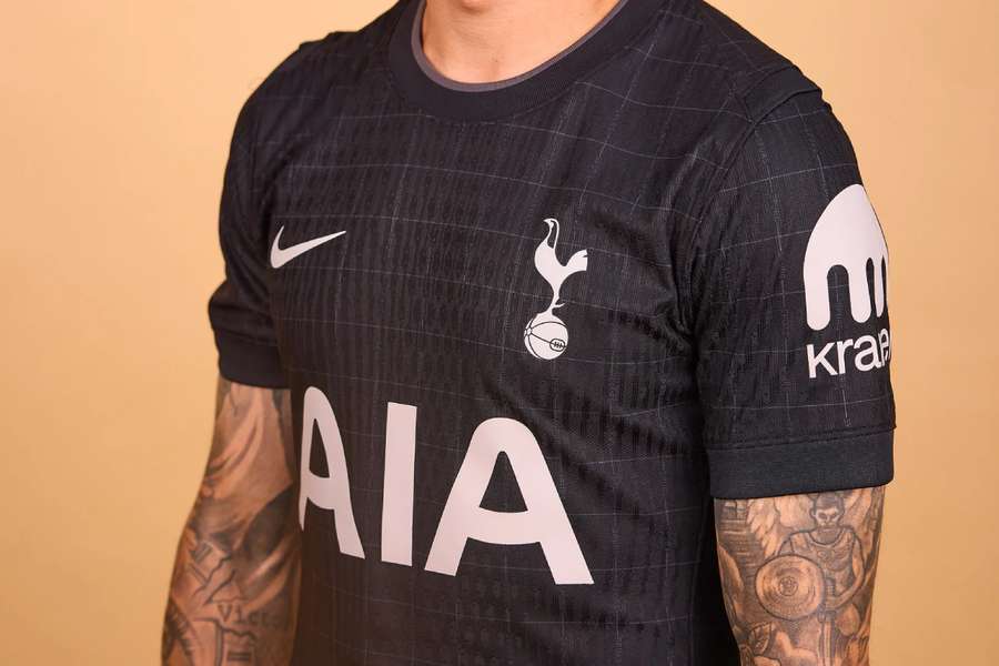 Camisa 2 do Tottenham é preta com simpáticos detalhes