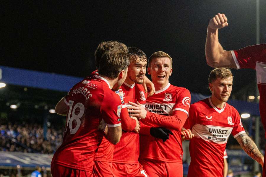 Strelec po svojom góle oslavuje so spoluhráčmi.