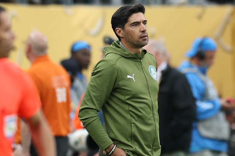 Abel Ferreira analisou diferenças entre o futebol europeu e sul-americano, evidenciadas durante a disputa do Mundial