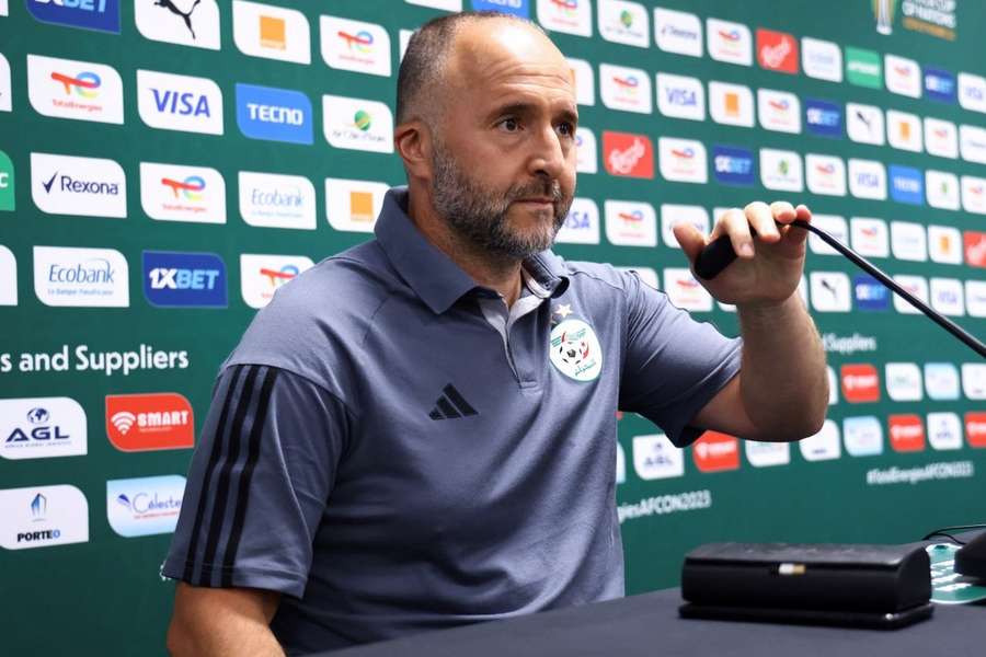 Djamel Belmadi em conferência de imprensa