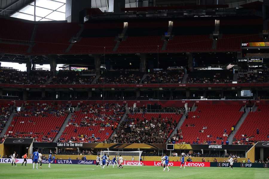 Na stadionu Mercedes-Benz v Atlantě zůstalo téměř 50 tisíc prázdných míst.