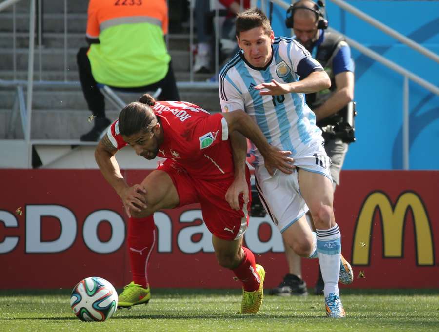 Rodríguez (l.) und Messi im Zweikampf während der WM 2014
