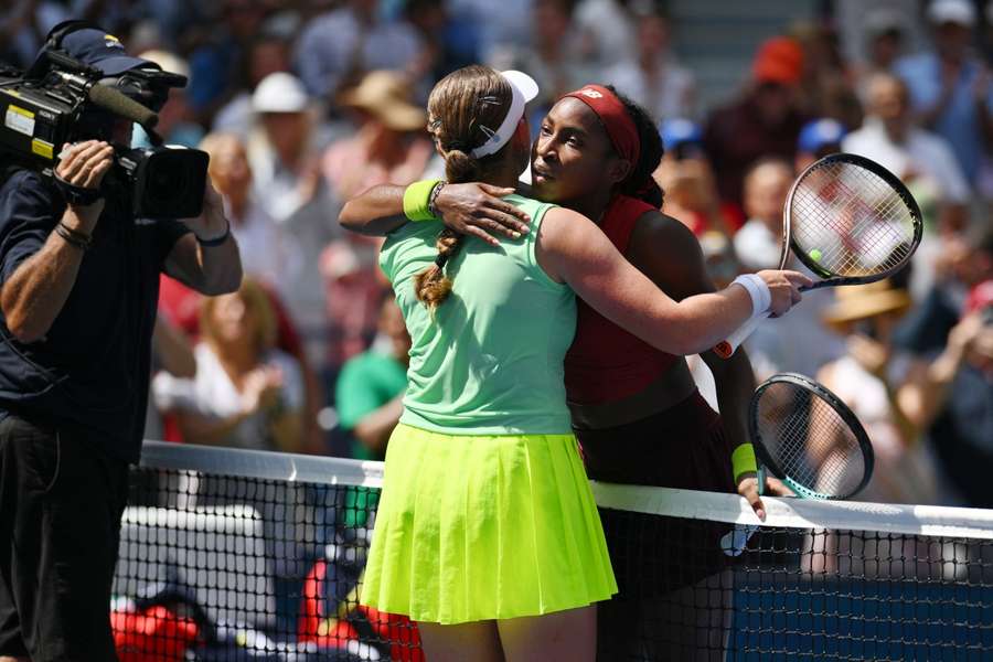 Coco Gauff wordt gefeliciteerd door Jelena Ostapenko