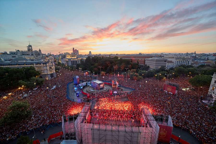Imagine din Madrid la sărbătorirea celui de-al doilea Mondial al Spaniei, văzută de pe terasa Palatului Cibeles Imagine din Madrid la sărbătorirea celui de-al doilea Mondial al Spaniei, văzută de pe terasa Palatului Cibeles