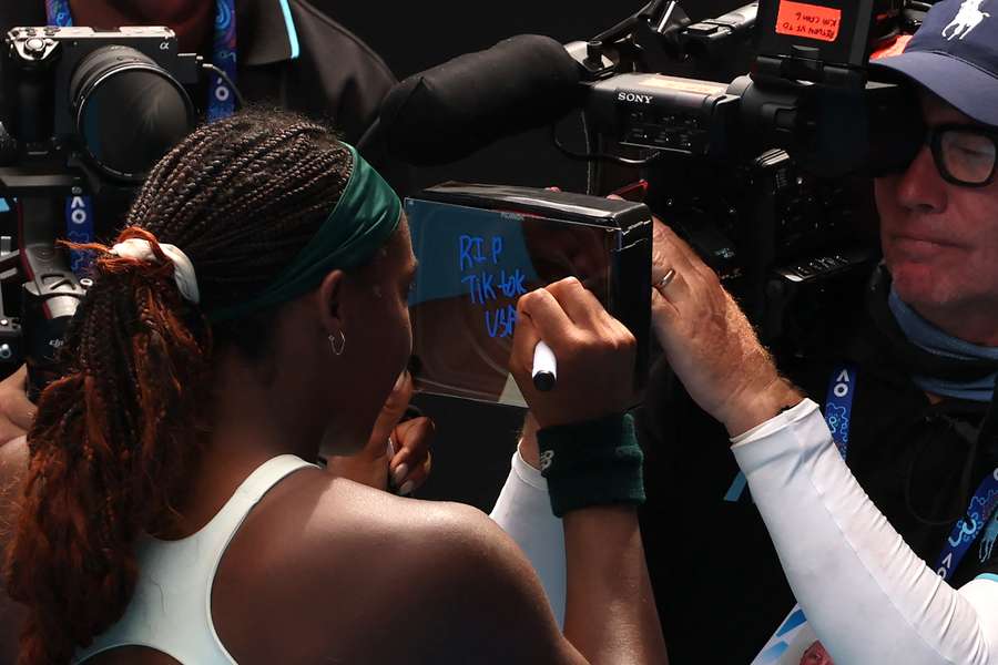 Gauff scrive il messaggio sulla telecamera 