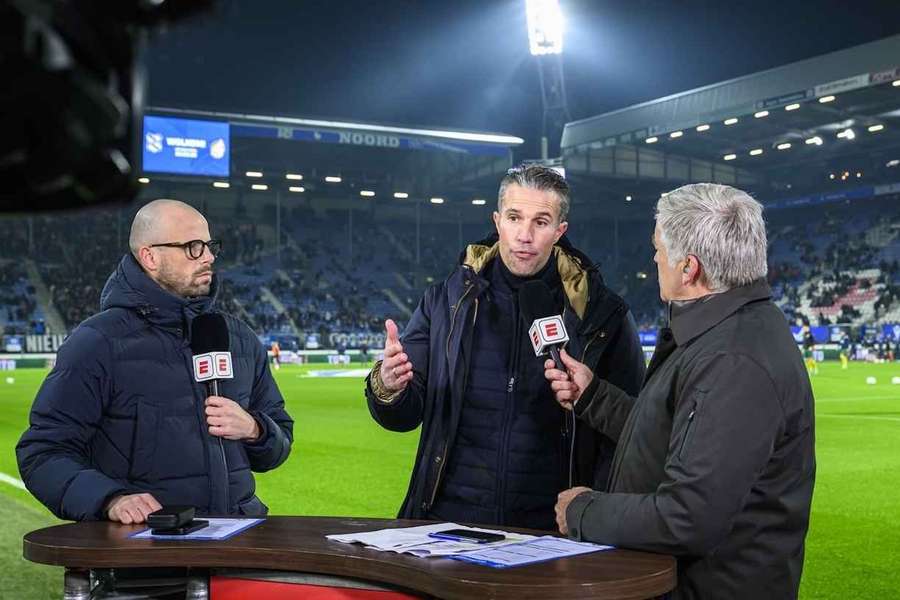 Robin van Persie si po zápase stěžoval na "amatérské rozhodčí".