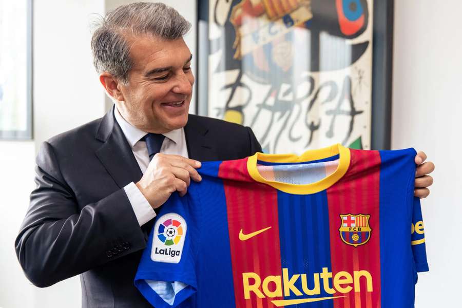 Joan Laporta posa con la camiseta del FC Barcelona.