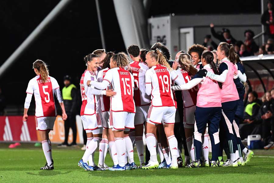 De voetbalsters van Ajax stuiten in de Champions League op Bayern München, Paris Saint-Germain en AS Roma