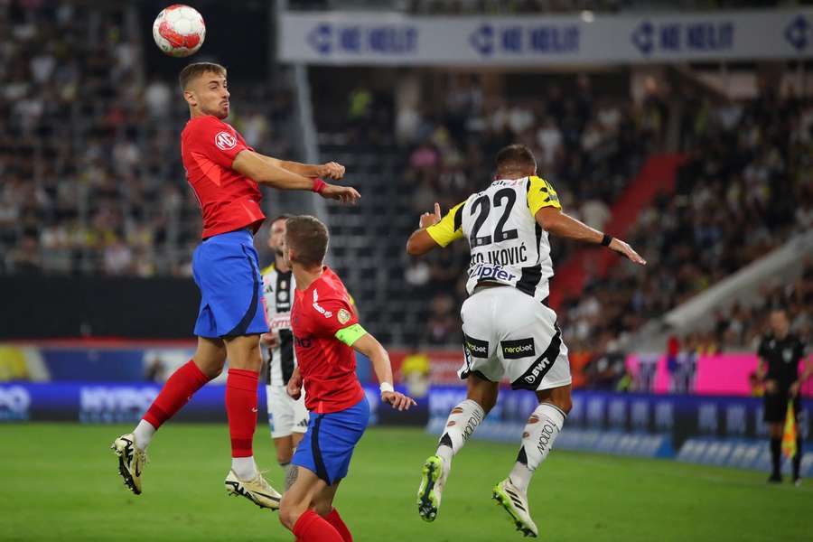 Mihai Lixandru de la FCSB și Filip Stojkovic, jucătorul lui LASK