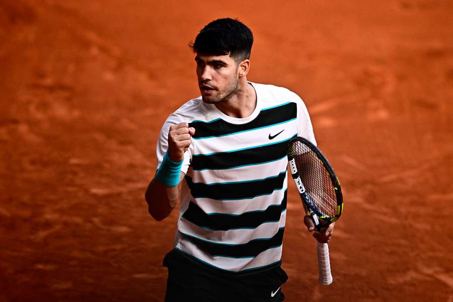 Alcaraz grinds past Shelton to reach Roland Garros last eight