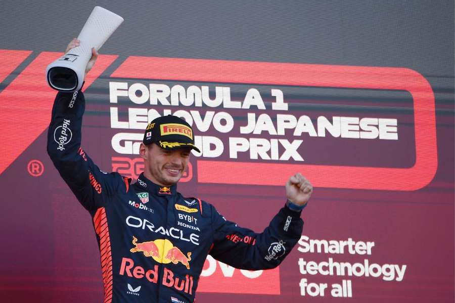 Verstappen a comemorar a vitória no GP do Japão