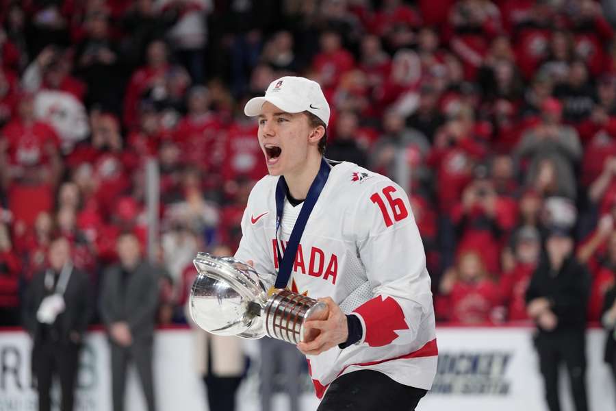 Connor Bedard už jedno velké zlato má, loni dovedl Kanadu k triumfu na šampionátu juniorů.