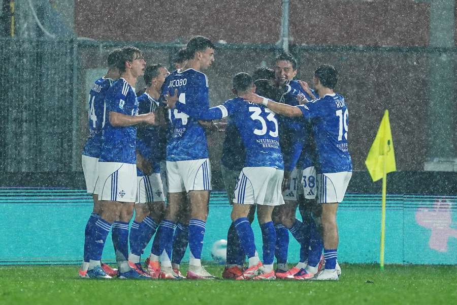 Como celebrate scoring in the rain Como celebrate scoring in the rain