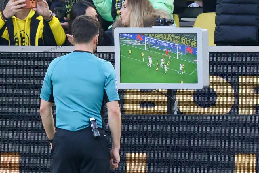 Harm Osmers beim Spiel zwischen Dortmund und St. Pauli.