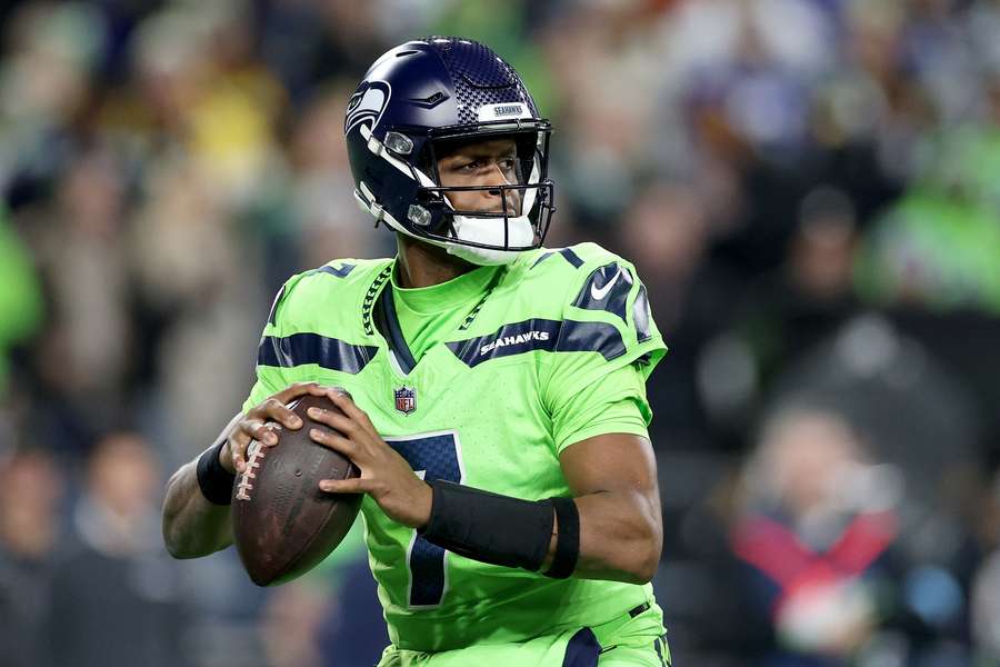 Seahawks quarterback Geno Smith stepping back for a pass against the Green Bay Packers