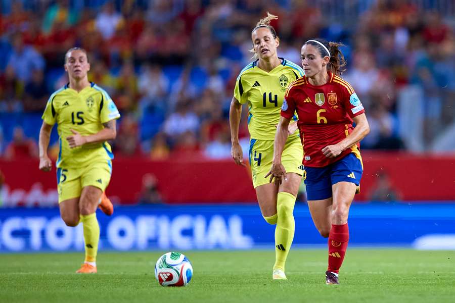 Aitana conduce el balón ante Suecia Aitana conduce el balón ante Suecia