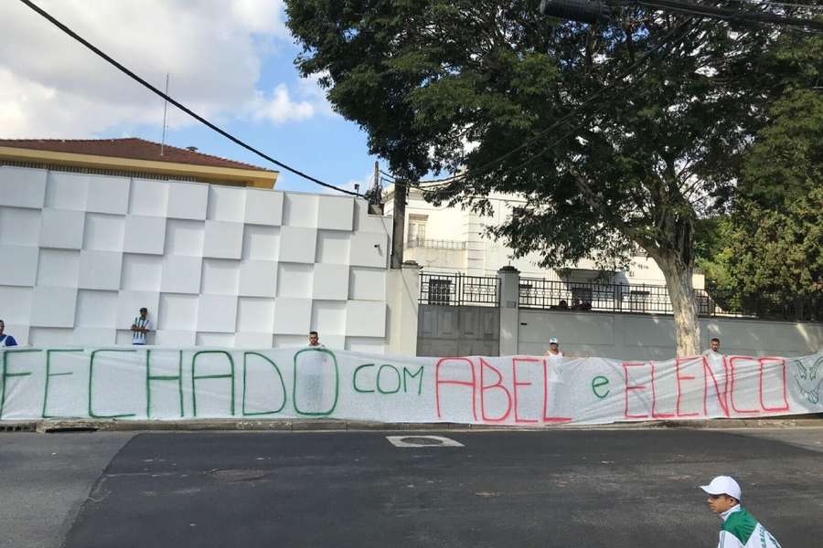 Adeptos protestaram na sede da empresa de Leila Pereira