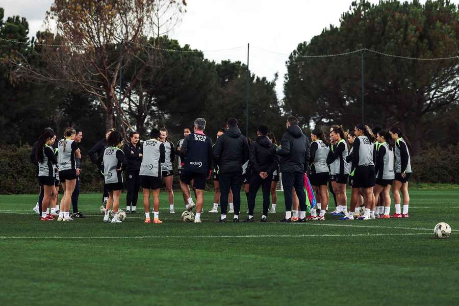 Grupo reunido com a equipa técnica liderada por Micael Sequeira