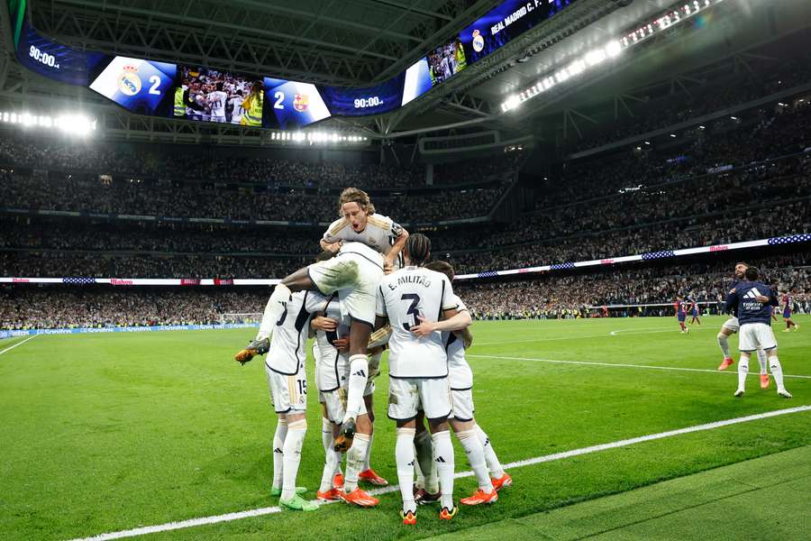 Madrid players celebrate with match winner Jude Bellingham