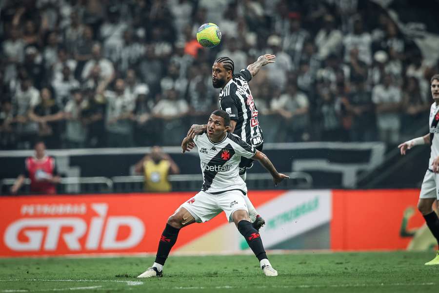 Galo largou na frente no jogo de ida