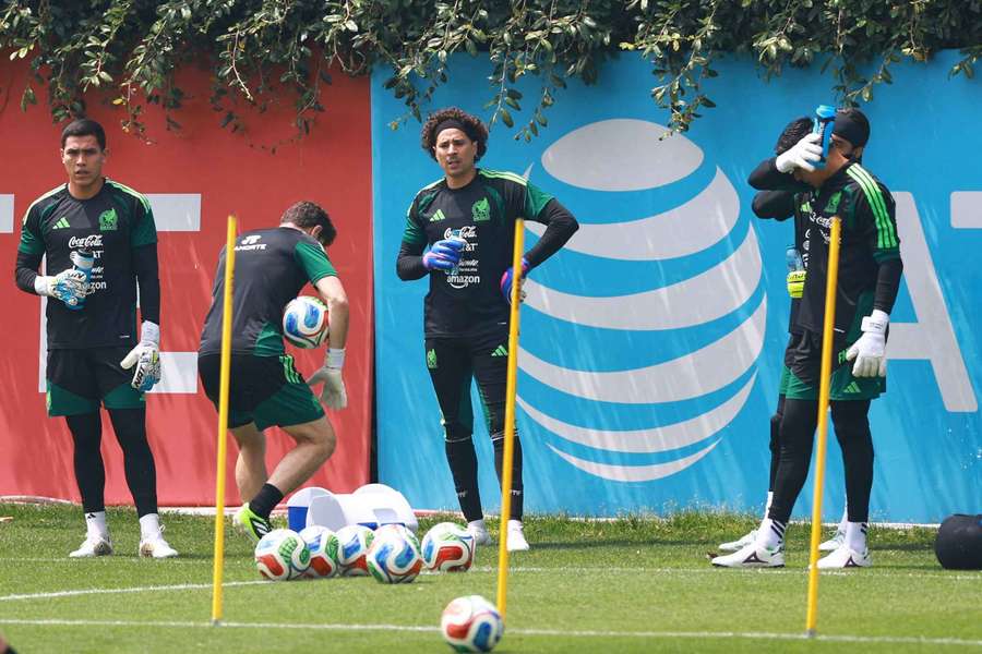 Memo Ochoa, junto a sus compañeros y rivales en la portería de México