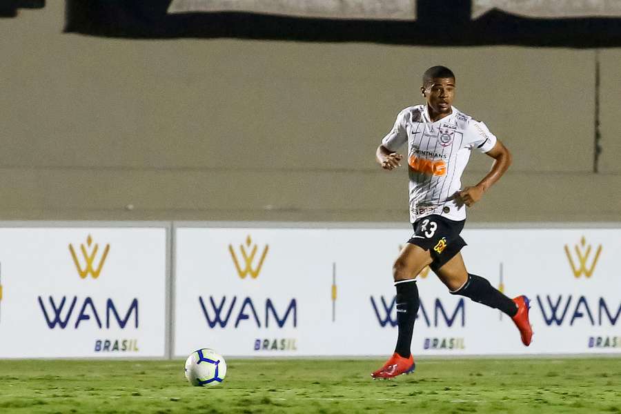 Lateral Daniel Marcos em ação pelo Timão em 2019