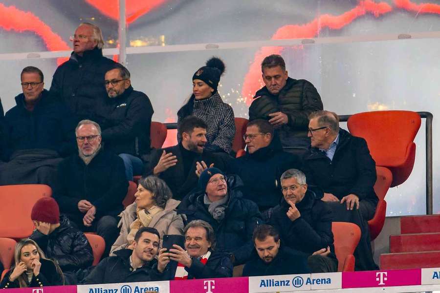 Müller (Zweiter von l.) schaute sich die Bundesliga-Partie des FCB gegen Mainz gemeinsam mit Rummenigge (l.), Eberl (Zweiter von r.) & Hainer (r.) an