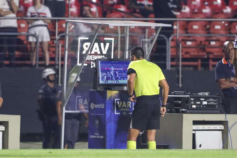 Un arbitre ayant recours à la VAR au Brésil. Un arbitre ayant recours à la VAR au Brésil.