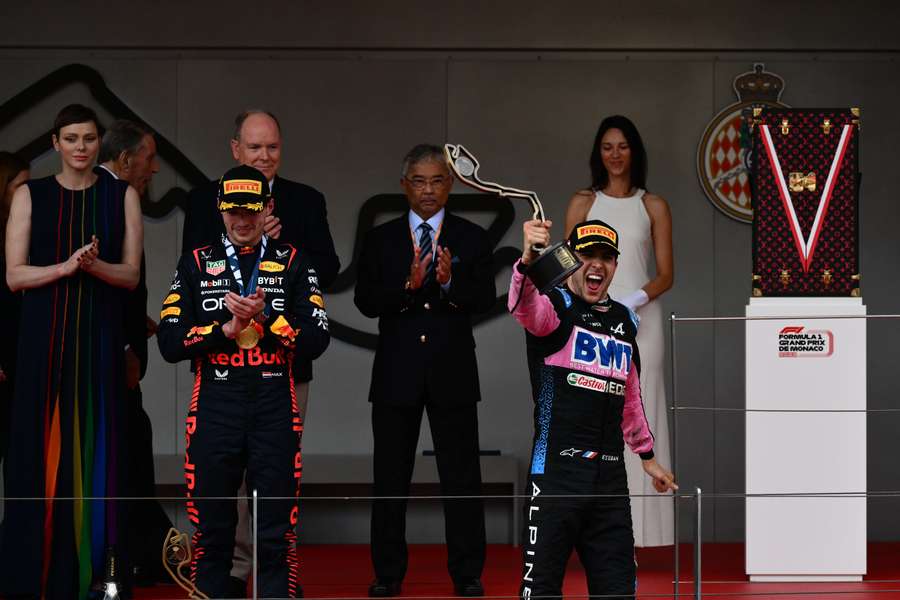 Esteban Ocon (r.) feiert seinen dritten Platz neben dem Sieger von Monaco: Max Verstappen.
