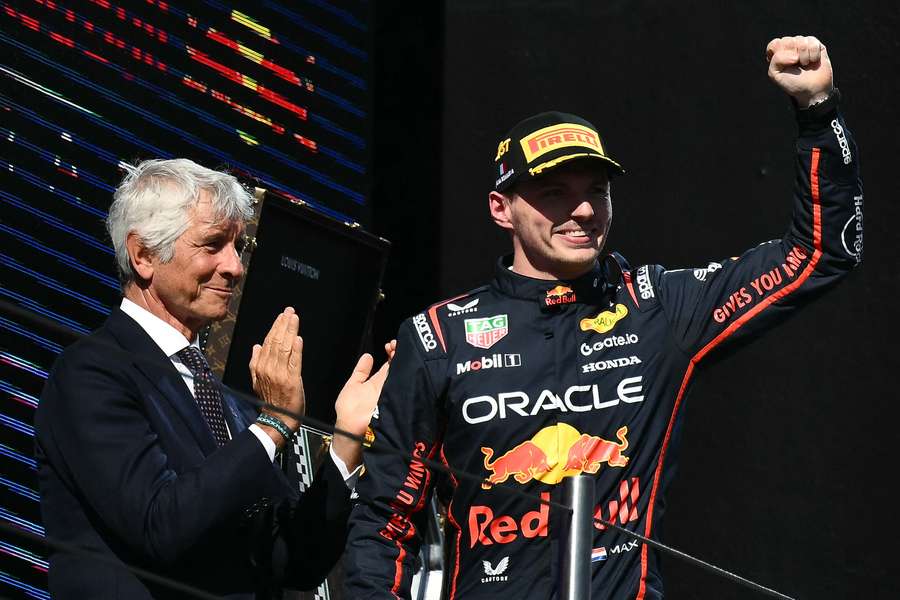 Max Verstappen celebra su victoria en Ímola.