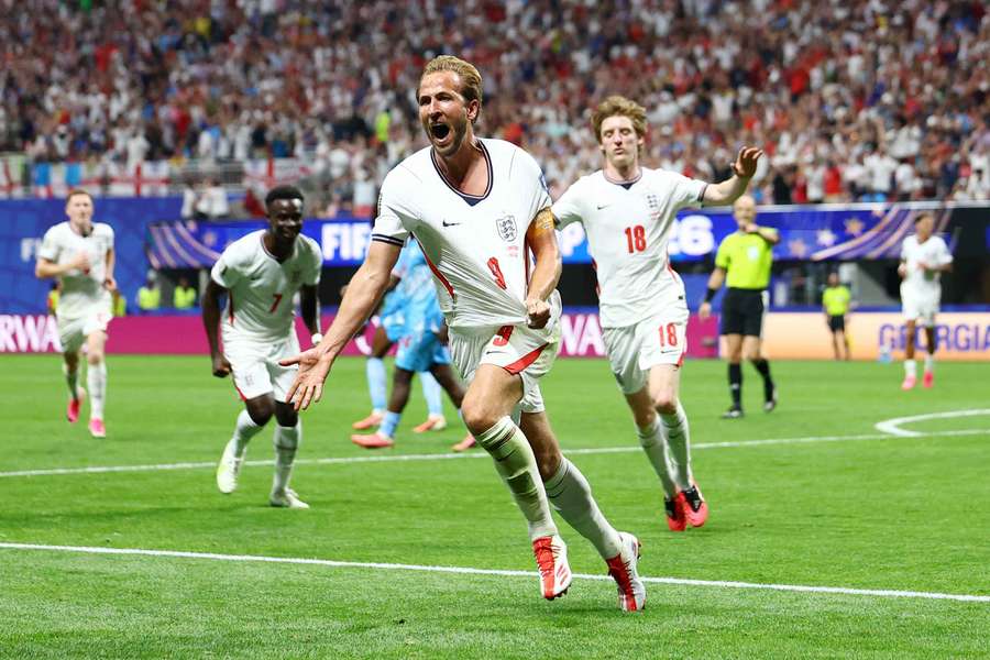 Kane célébrant son doublé. Kane célébrant son doublé.