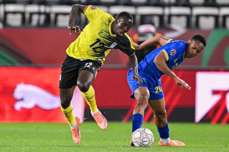 Baba Alhassan (stânga) în duel cu Kelvin John 