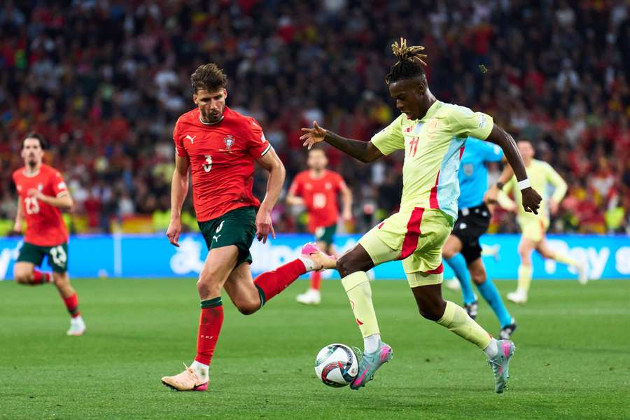 Nico Williams, ante Rúben Dias en el España-Portugal de la Nations League