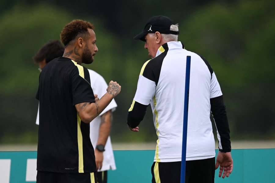 Ancelotti conversa com Neymar durante treinamento da Seleção Ancelotti conversa com Neymar durante treinamento da Seleção