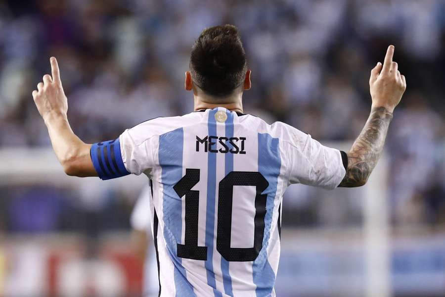Lionel Messi juicht na zijn doelpunt tegen Jamaica