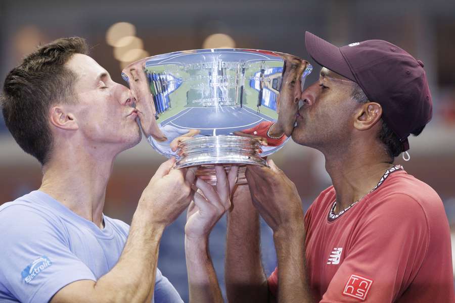 Rajeev Ram (R) en Joe Salisbury kussen hun bokaal