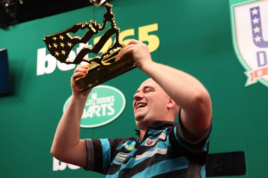 Rob Cross feiert mit seiner neuesten Trophäe.