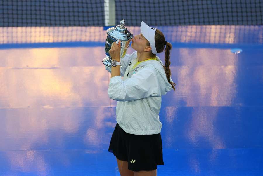 Elena Rybakina et son trophée.