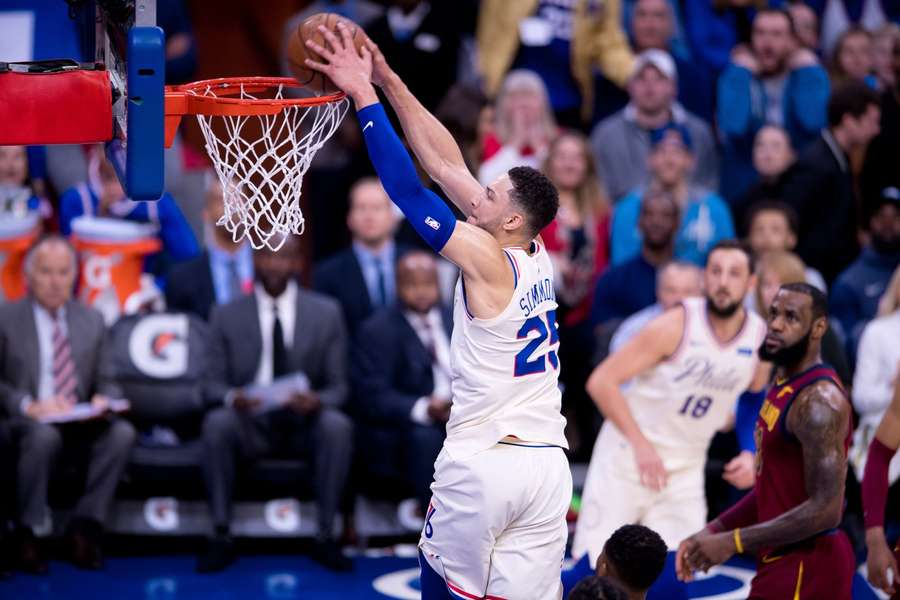 Ben Simmons afunda contra os Cleveland Cavaliers Ben Simmons afunda contra os Cleveland Cavaliers