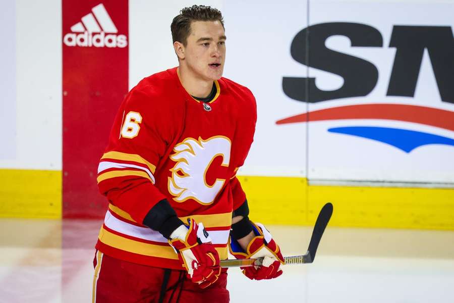 Nikita Zadorov hájí barvy Calgary Flames.