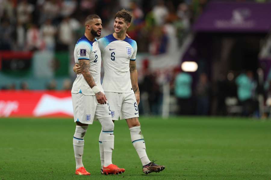 Stones e Walker se lesionaram servindo a Inglaterra