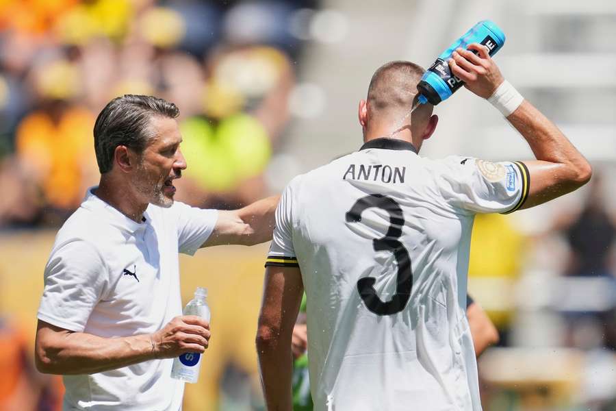 Kovac klagt über den Rasen, Anton kämpft mit der Hitze.